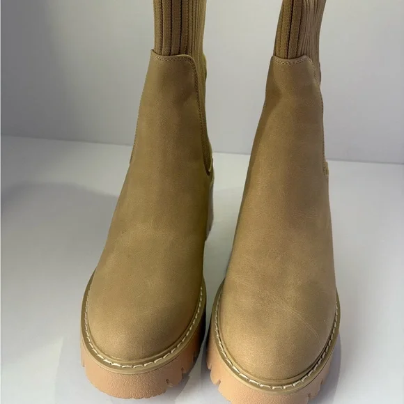 Chic Tan Ankle Boots with Ribbed Design - Picture 3 of 7